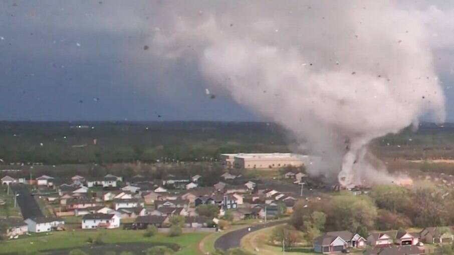 Vídeo mostra tornado se propagando pelo solo