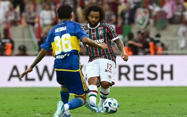 Marcelo celebra o título inédito com a camisa do Fluminense da Copa Libertadores