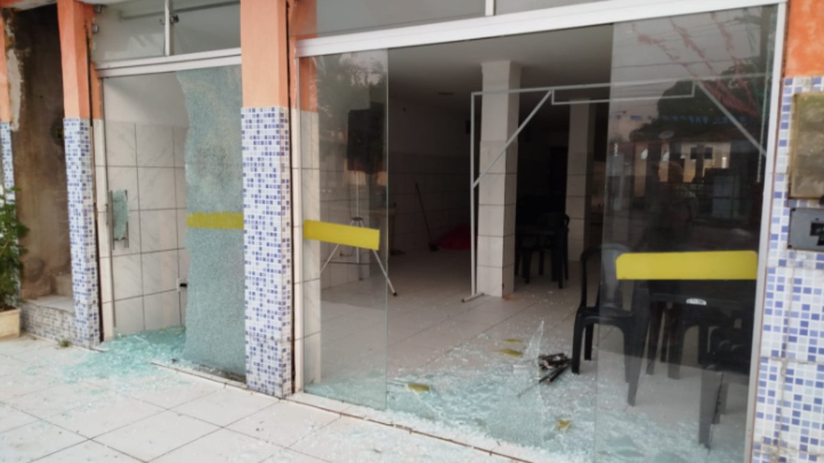 Estragos feitos em cidade baiana após invasão de criminosos