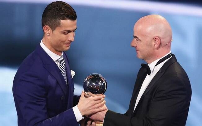 Cristiano Ronaldo recebeu o prêmio de melhor do mundo das mãos do presidente da Fifa, Gianni Infantino