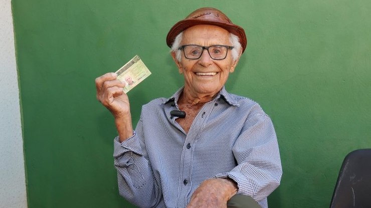 Homem%20de%20102%20anos%20consegue%20renovar%20CNH%20e%20se%20emociona