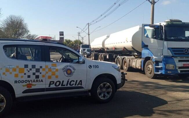 Motorista é feito refém em roubo de carga em Cosmópolis