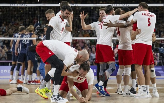Jogadores poloneses comemoram a vitória na semifinal do vôlei masculino sobre os EUA na Arena Paris Sul, em 7 de agosto de 2024 Jogadores poloneses comemoram a vitória na semifinal do vôlei masculino sobre os EUA na Arena Paris Sul, em 7 de agosto de 2024