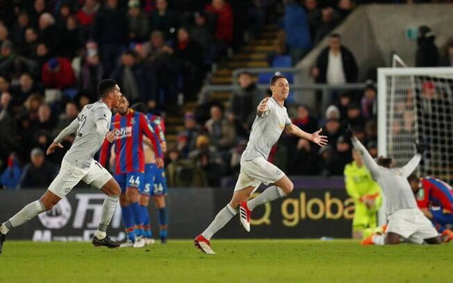 Matic corre para comemorar o golaço da virada do Manchester United sobre o Crystal Palace
