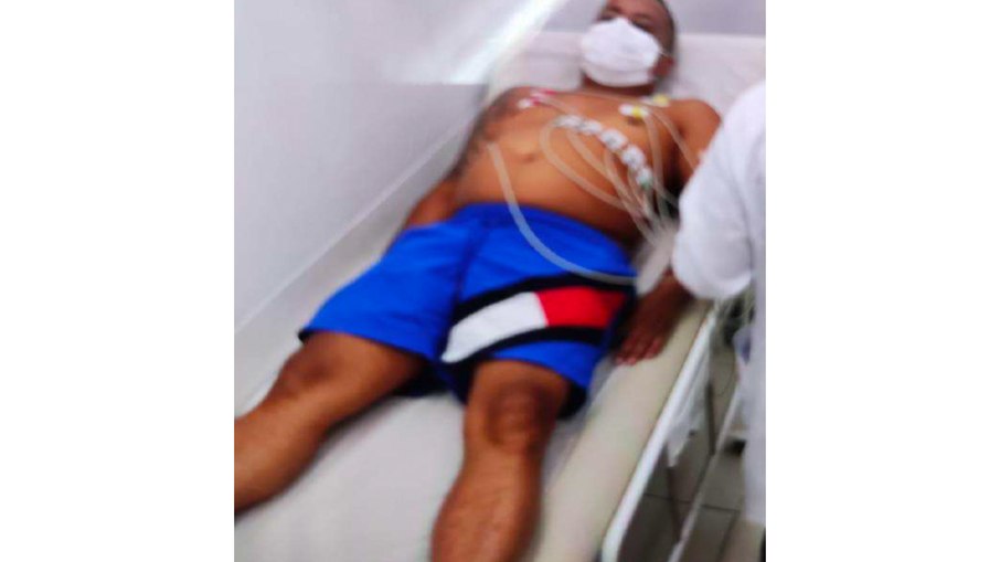 Michael da Silva, conhecido como Neymar do PCC, em atendimento hospitalar semanas após execução de Zóio de Gato. A bermuda azul com detalhes preto, branco e vermelho coincide com a vestimenta identificada no vídeo do Tribunal do Crime. Michael da Silva, conhecido como Neymar do PCC, em atendimento hospitalar semanas após execução de Zóio de Gato. A bermuda azul com detalhes preto, branco e vermelho coincide com a vestimenta identificada no vídeo do Tribunal do Crime.