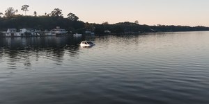 Carro abandonado é "resgatado" de lagoa em Florianópolis