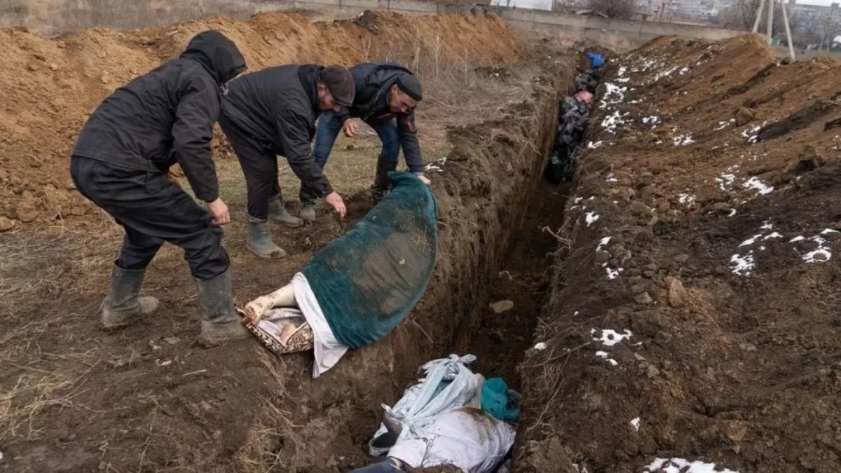 Mortos são enterrados em valas comuns em Mariupol, na Ucrânia