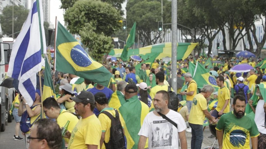 Bolsonaristas fazem ato na Avenida Presidente Vargas, nesta terça-feira (15), feriado da Proclamação da República