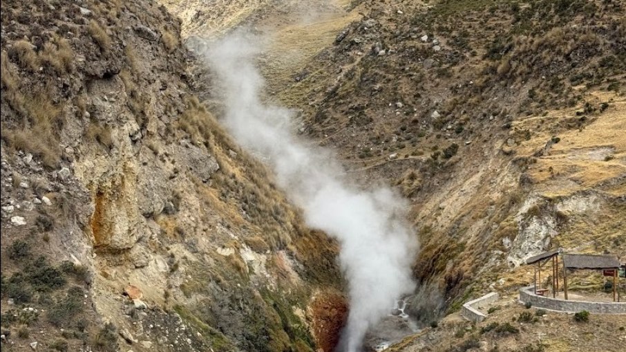 Gêiser de Pinchollo. Água fervente aquecida por atividade vulcânica Gêiser de Pinchollo. Água fervente aquecida por atividade vulcânica