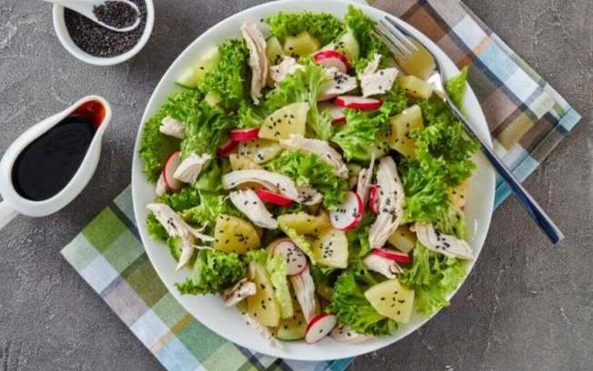 5 saladas refrescantes e leves para o verão