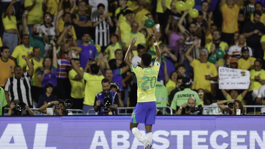 Estêvão celebra seu gol contra o Chile
