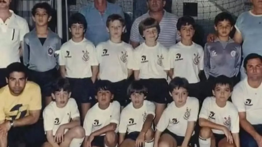 Time pré-mirim (atletas 1976 e 1977) do futebol de salão do Corinthians, em1986. Vitor Guedes, com cabelo tijela, é o quarto da esquerda para a direita, da fileira de cima. O quinto é Zé Elias, à época, apenas Elias, ou Zezinho para os amigos de Guarulhos Time pré-mirim (atletas 1976 e 1977) do futebol de salão do Corinthians, em1986. Vitor Guedes, com cabelo tijela, é o quarto da esquerda para a direita, da fileira de cima. O quinto é Zé Elias, à época, apenas Elias, ou Zezinho para os amigos de Guarulhos