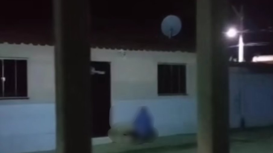 Homem é filmado abusando sexualmente de cadela em MG Homem é filmado abusando sexualmente de cadela em MG