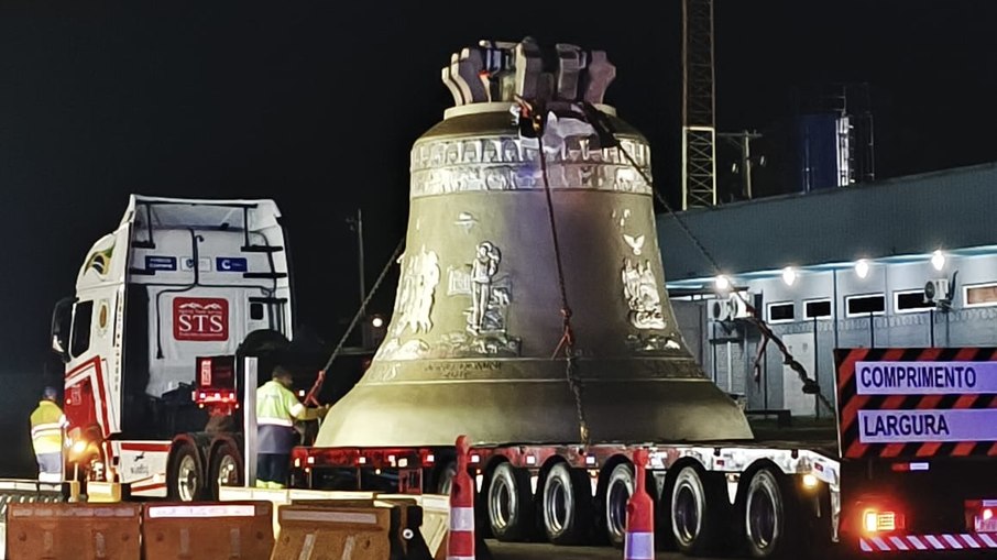 Sino no mmento da retirada no Porto de Santos Sino no mmento da retirada no Porto de Santos