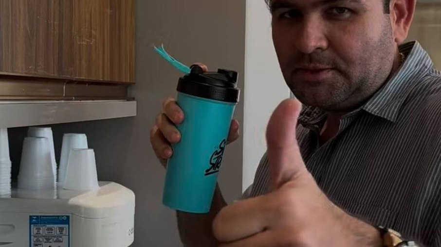 O prefeito de Eirunepé (AM), Raylan Barroso, tomando whey protein