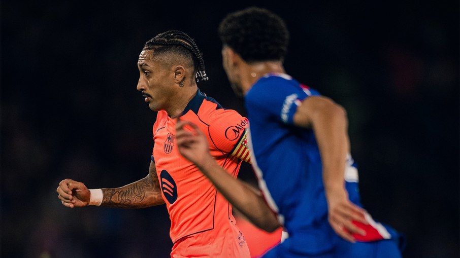 Raphinha vai mal contra o PSG e vira meme nas redes sociais Raphinha vai mal contra o PSG e vira meme nas redes sociais