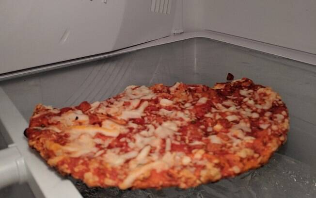 A esposa fez o registro de uma pizza colocada pelo marido na geladeira. Detalhe: ela não está em nenhum prato ou vasilha