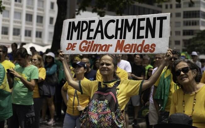 Manifestantes contra Gilmar Mendes e a favor de Bolsonaro em diversas regiões do País