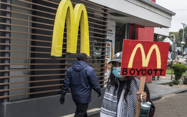 Um manifestante segura um cartaz pedindo um boicote ao McDonald's em Johanesburgo, em 15 de abril de 2024
