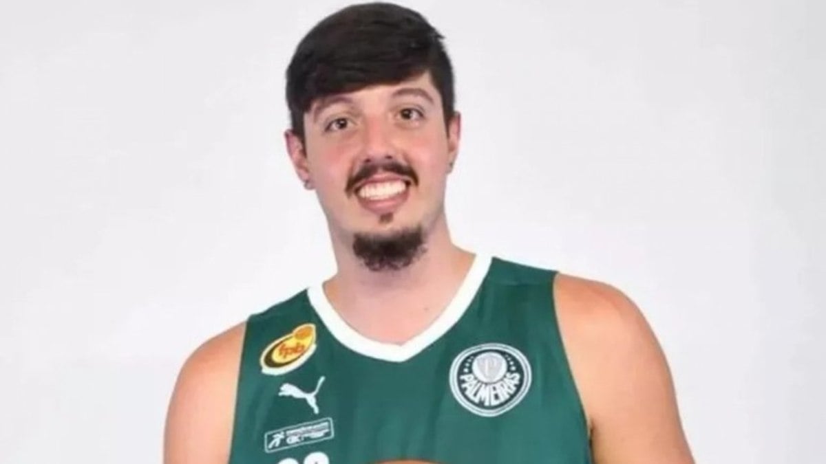 Jogador de basquete do Palmeiras está em estado grave após acidente de carro
