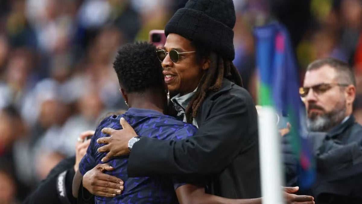Jogador brasileiro Vinicius Junior abraçando rapper Jay-Z