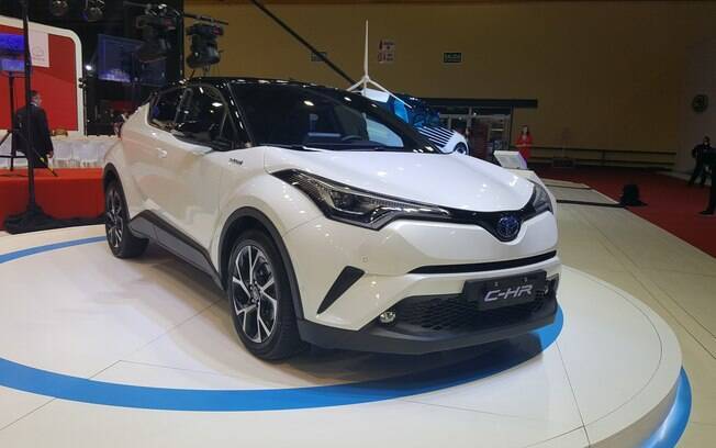 Toyota C-HR é mostrado na versão híbrida pela primeira vez na América Latina. Tem chance de vir ao Brasil
