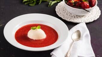 Chef Wagner Rezende ensina a preparar uma sopa de morangos; assista aqui