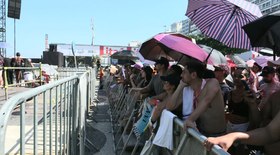 A poucas horas do show de Madonna, fãs lotam a praia 