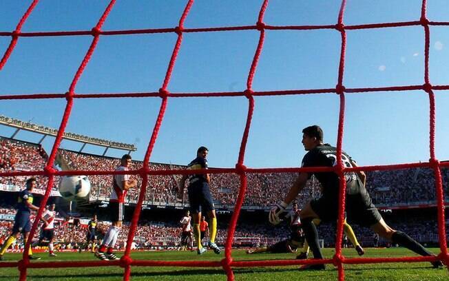 Futebol argentino, do clássico Boca Juniors x River Plate, pode ser paralisado por falta de pagamentos