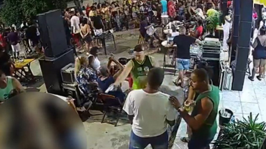 Homem é morto a tiros por policial em pagode em Nova Iguaçu Homem é morto a tiros por policial em pagode em Nova Iguaçu