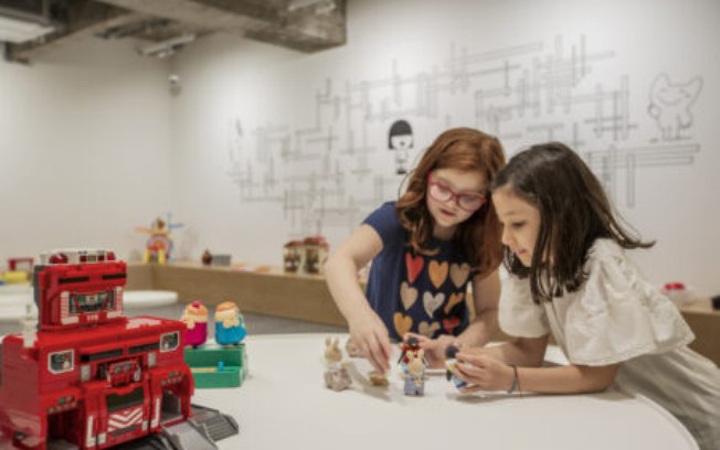 Exposição sobre brinquedos japoneses colore a Av Paulista