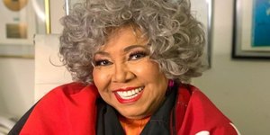 Alcione compartilha foto de topless aos 76 anos e questiona seguidores: 'Aprovada?'