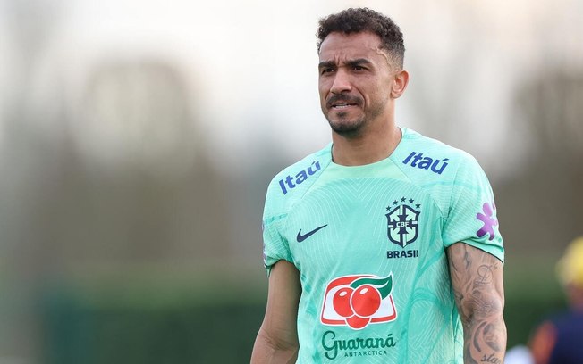 Danilo durante o treinamento da Seleção Brasileira em Londres, antes do duelo com a Inglaterra 