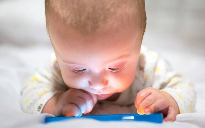 Ver crianças no celular é algo cada vez mais comum e um hábito que começa cada vez mais cedo em muitas famílias