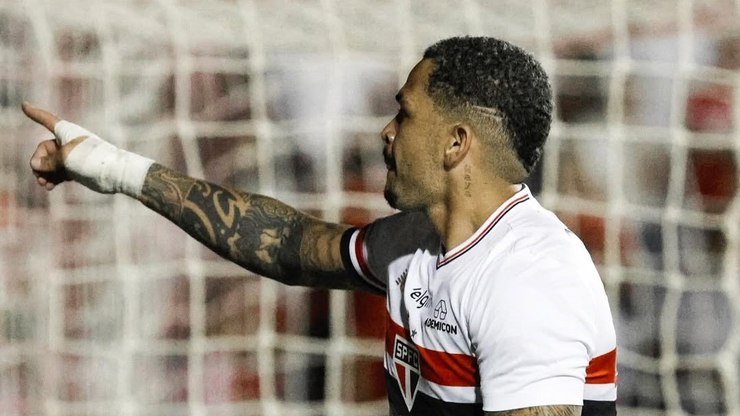 São Paulo vence jogo de duas expulsões e avança na Copa do Brasil