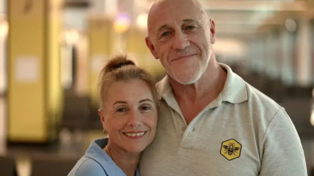 Amigos de trabalho descobrem que são irmãos separados pela adoção