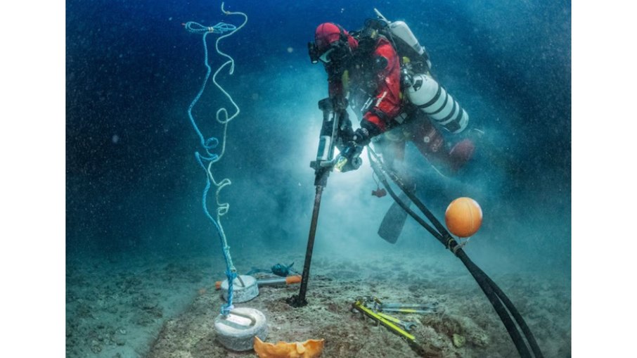 Em sua busca para descobrir como os anéis se formaram, os pesquisadores precisavam confirmar sua idade. Para isso, mergulhadores perfuraram o solo em busca de amostras que foram submetidas à análise de datação por carbono. A descoberta confirmou que os anéis começaram a se formar há cerca de 21.000 anos.