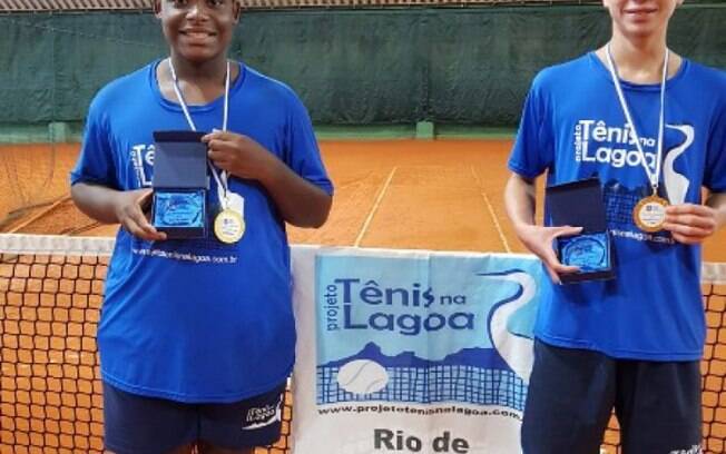 Atletas do Tênis na Lagoa conquistam título de simples e duplas em Estoril, em Portugal
