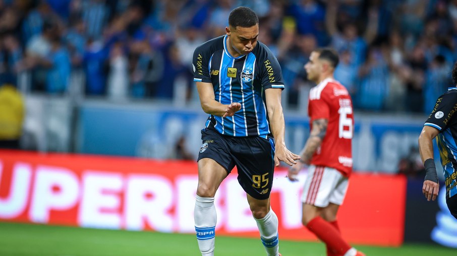 Valsa e minuto de silêncio marcam vitória do Grêmio sobre o Inter Valsa e minuto de silêncio marcam vitória do Grêmio sobre o Inter