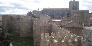 Cidade medieval na Espanha é ideal para  passear a pé e comer bem