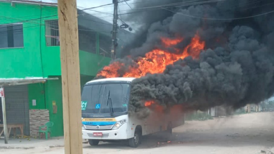 Ao menos dois ônibus foram incendiados em Natal nesta terça-feira (14)