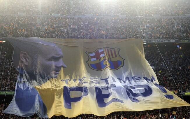 Torcida do Barcelona levou ao Camp Nou uma bandeira com o rosto do técnico Guardiola, em sua despedida