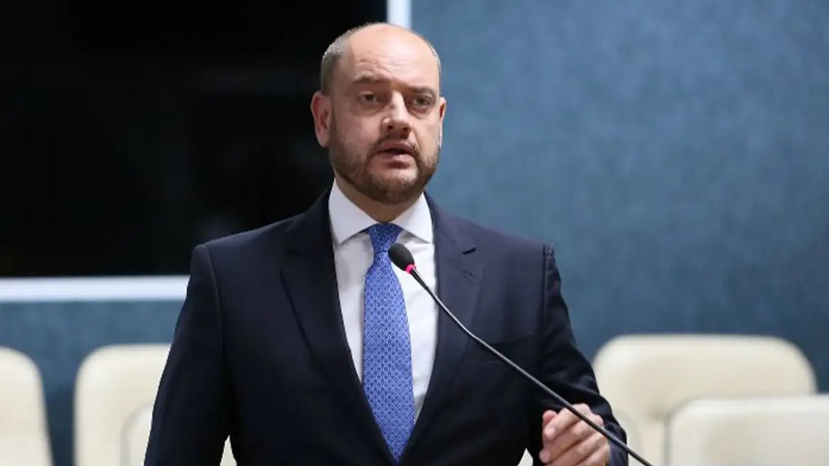 Rio exonera 6,1 mil comissionados e prevê economia de R$ 221 mi - QTU Questões do Universo