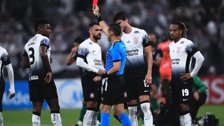 Zagueiro criticado no Corinthians entra na mira de times europeus