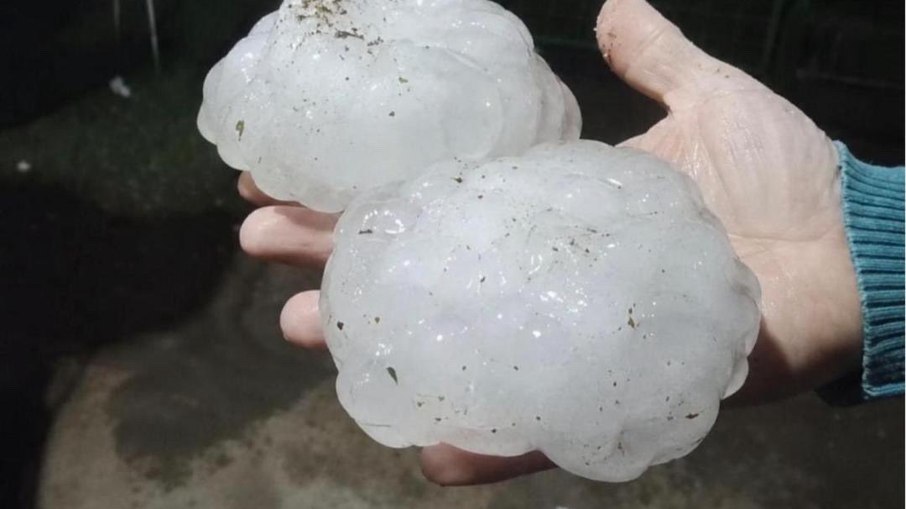 Granizo gigante atingiu Vichadero, no Uruguai, durante a madrugada desta sexta-feira (28) Granizo gigante atingiu Vichadero, no Uruguai, durante a madrugada desta sexta-feira (28)