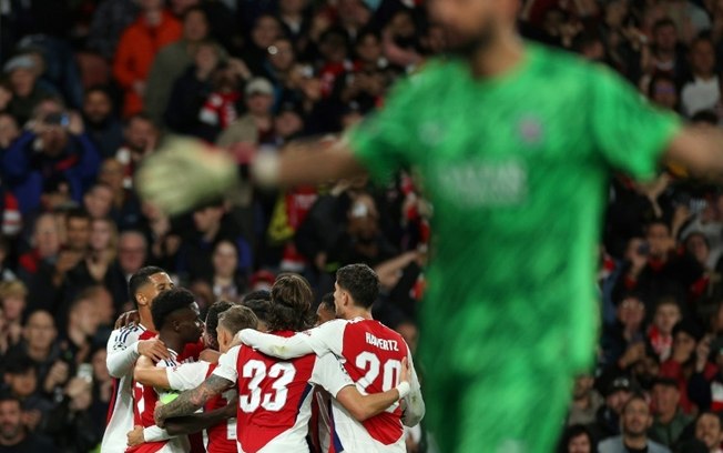 Jogadores do Arsenal comemoram gol na vitória sobre o PSG por 2 a 0 nesta terça-feira, pela Liga dos Campeões