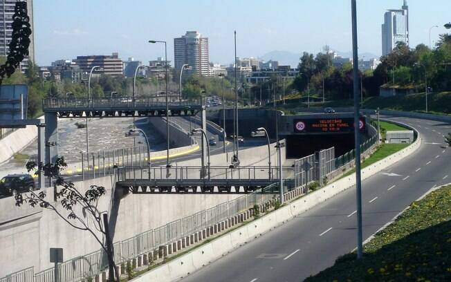 Moderno sistema de cobrança de pedágio por quilômetro rodado funciona bem no Chile, com estradas bem conservadas