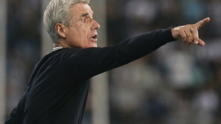 Além da vitória: diante do Coritiba, Luís Castro busca encontrar o meio-campo ideal do Botafogo