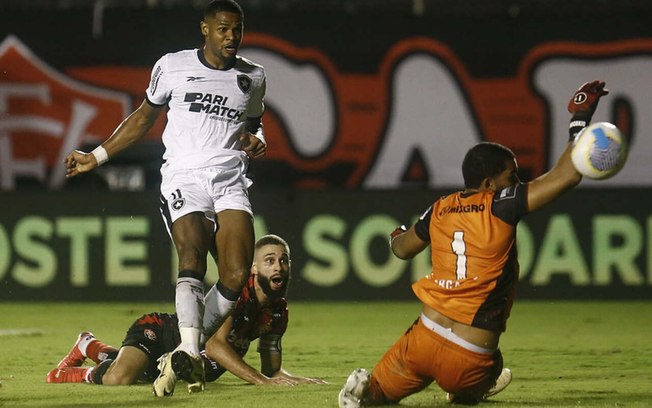 Botafogo vence o Vitória por 2 a 1, com gols de Luiz Henrique e Júnior Santos 