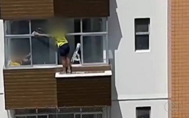 Sem equipamentos de proteção, mulher limpou janela do lado de fora do prédio